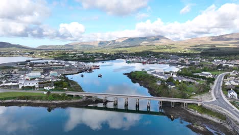 Drohnenflug-über-Den-Fischerhafen-Und-Die-Stadt-Castletownbere-Am-Frühen-Morgen-Auf-Dem-Wild-Atlantic-Way,-Irland,-Dem-Tor-Zum-Touristenziel-West-Cork