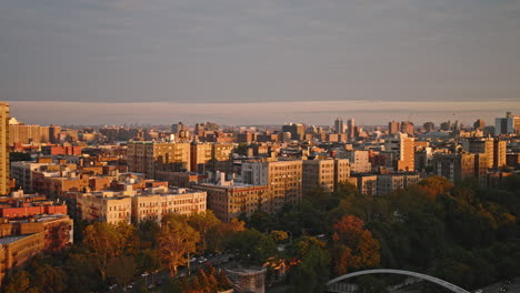 NYC-New-York-Luftaufnahme-V251-Drohnenüberflug-über-Das-Wohngebiet-Hamilton-Heights,-Erfassung-Des-Riverbank-State-Parks-Und-Des-Sonnenuntergangs-über-Der-Stadtlandschaft-Von-Upper-Manhattan-–-Aufgenommen-Mit-Inspire-3-8k-–-September-2023