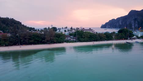 Vista-A-La-Playa-Hacia-Atrás-Durante-La-Hermosa-Puesta-De-Sol-En-El-Mundialmente-Famoso-Destino-Turístico-Tropical