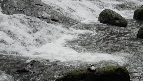 Plastikbecher-Mit-Kaffee-Oder-Tee-Neben-Dem-Faszinierenden-Goa-Rang-Reng-Wasserfall-Auf-Bali-In-Indonesien