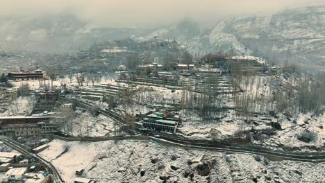 Luftaufnahme-Des-Schneebedeckten-Karimabad-Im-Hunzatal