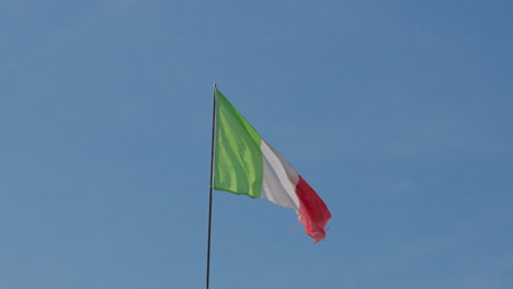 Bandera-Italiana-Ondeando-Contra-El-Cielo-Azul-Claro-En-Verona