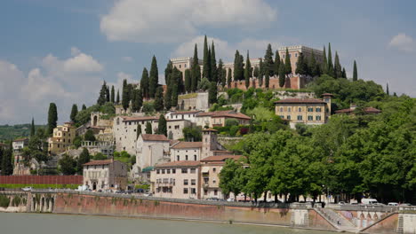 Paisaje-Escénico-De-Verona-Con-Arquitectura-Histórica-Y-Frente-Al-Río