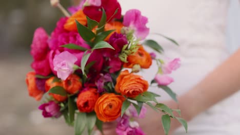 Nahaufnahme-Des-Bunten-Blumenstraußes-In-Den-Händen-Der-Braut-Bei-Der-Hochzeit