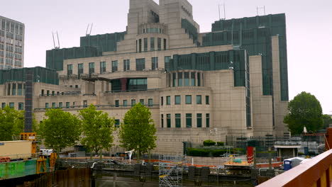 Toma-De-Seguimiento-Caminando-Del-Edificio-MI6-En-Vauxhall-Cross,-Londres,-Sede-Del-Servicio-Secreto-De-Inteligencia-Británico.