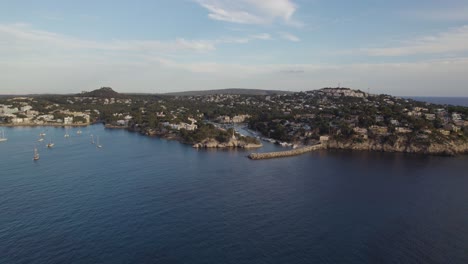 Luftaufnahme-Der-Küste-Mallorcas-Bei-Sonnenuntergang-In-Spanien-Per-Drohne