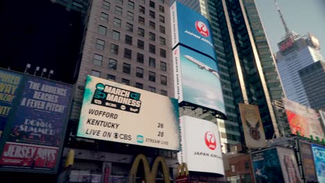 Rotierende-Niedrigwinkelansicht-Der-Digitalen-Werbetafeln-Und-Anzeigen-Am-Times-Square,-New-York-City