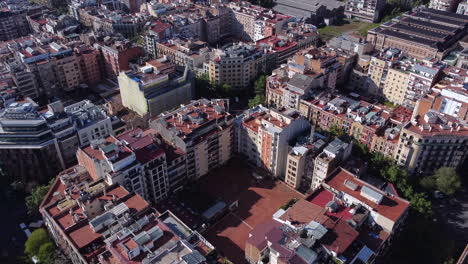 Luftaufnahmen-Fliegen-Vorwärts-über-Gebäuden-Im-Zentrum-Von-Barcelona,-Spanien