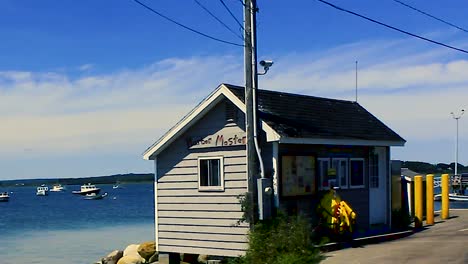 Boote-Und-Strand-Von-Pine-Point-Maine-Mit-Haus-Im-Hintergrund