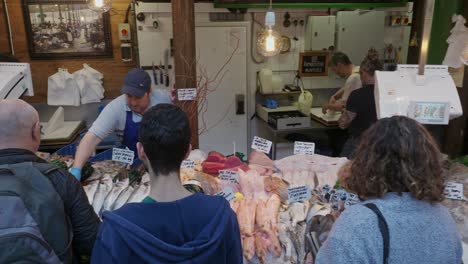Frischer-Fisch-Und-Wild-Zum-Verkauf-Im-Londoner-Borough-Market,-Einem-Der-ältesten-Und-Größten-Lebensmittelmärkte-In-London