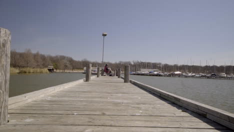 Esta-Es-Una-Toma-Estática-De-Un-Hombre-Pescando-Al-Final-De-Un-Largo-Muelle.