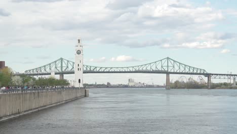 Antena-Establecida-Del-Puente-Jacques-Cartier-De-Montreal-Y-La-Torre-Del-Reloj-Durante-Un-Día-Soleado,-Quebec,-Canadá