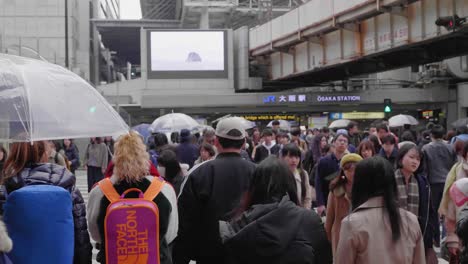 Gente-Cruzando-En-La-Estación-De-Osaka