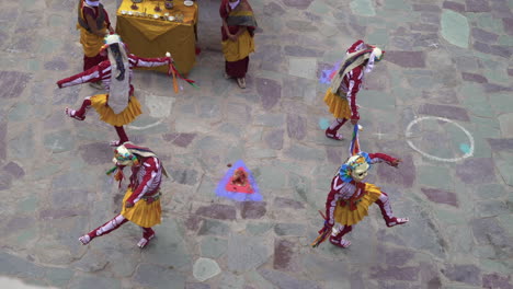 Danza-Chham-Realizada-Por-Monjes-Enmascarados-En-El-Monasterio-De-Hemis-En-El-Festival-De-Hemis,-Filmada-Desde-Arriba