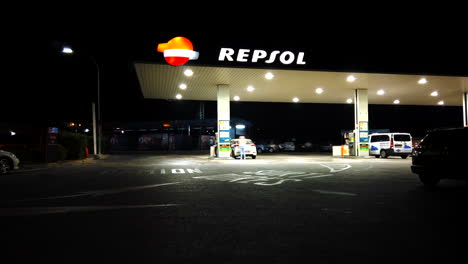 Hyper-Motion-Lapse-Video-Einer-Repsol-Tankstelle-Bei-Nacht,-Das-Eine-Repsol-Tankstelle-Im-Einsatz-Zeigt