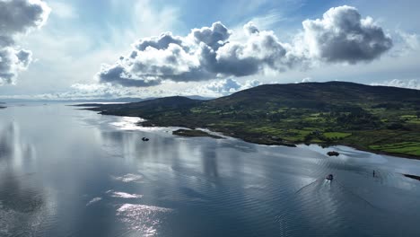 Drone-Dramático-Cielo-Temprano-En-La-Mañana-Sobre-La-Isla-Bere-En-El-Oeste-De-Cork,-Irlanda,-En-El-Camino-Atlántico-Salvaje-Con-Aguas-Tranquilas-Y-Un-Pequeño-Bote