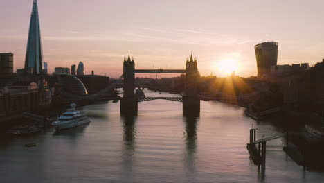 Luftaufnahme-Von-London,-Einschließlich-Towerbridge,-The-Shard-Und-Der-Themse-Als-Sonnenuntergänge