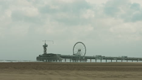 Clima-Tormentoso-En-La-Playa-Scheveningen-De-La-Haya-Temprano-En-La-Mañana