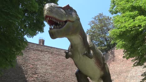 Realistischer-Tyrannosaurus-Rex-Dinosaurier-Im-Dino-Park-Unter-Ihm