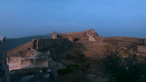 Vuelo-De-Drones-En-El-Fuerte-Ranikot-En-Sindh,-Pakistán,-Sobre-Ruinas-Históricas