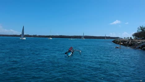 Drachenboot-Wettbewerb-Mit-Männern-Und-Frauen-Im-Wettbewerb