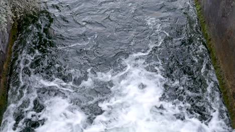 Fließendes-Wasser-Durch-Das-Alte-Schleusentor,-Das-Einen-Wasserfall-Bildet,-Dublin-Grand-Canal-Irland