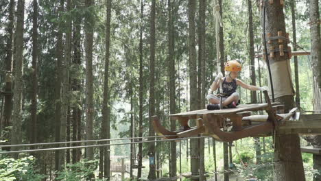 Niña-Con-Pelo-Rojo-En-Un-Trineo-De-Madera-En-Un-Parque-De-Aventuras-En-Los-Alpes-Italianos,-Cámara-Lenta-100fps