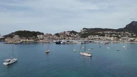 Barcos-En-Mar-Tranquilo-Cerca-Del-Puerto-De-Sóller-En-Mallorca,-Islas-Baleares,-España