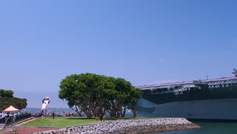 Panorámica-De-Lapso-De-Tiempo-De-La-Estatua-&quot;abrazando-La-Paz&quot;-Y-Uss-A-Mitad-De-Camino