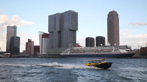 Vista-Al-Muelle-Wilhelmina-Con-Un-Crucero-Frente-A-Los-Rascacielos-De-Rotterdam