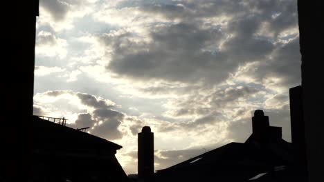 Dramatischer-Zeitrafferblick-Durch-Das-Fenster-Auf-Den-Sonnenuntergang-über-Gebäuden-In-Frankfurt,-Deutschland