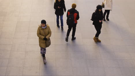 People-arriving-at-the-central-station-of-Antwerp,-on-a-big-platform-with-multiple-levels