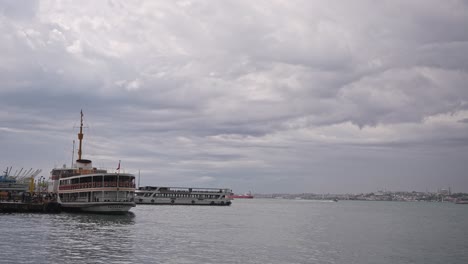 Am-Kadıköy-Pier,-Bei-Bewölktem-Wetter,-Schiffe-Segeln,-Vögel-Fliegen,-Auf-Dem-Bosporus