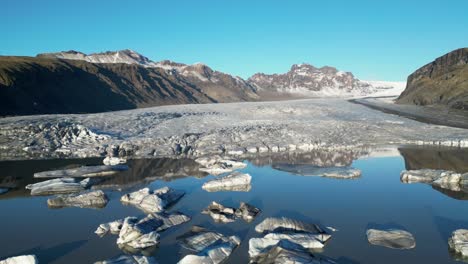 Toma-De-Drone-De-Un-Glaciar-En-Islandia-Durante-El-Invierno-Por-La-Mañana13
