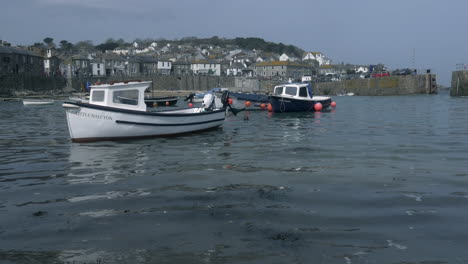 Cornish-Fischerboot-Schwimmt-In-Den-Ruhigen-Gewässern-Des-Hafens-Von-Mousehole
