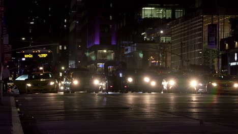 Geschäftiger-Sommernachtverkehr-In-Der-New-York-City-Street