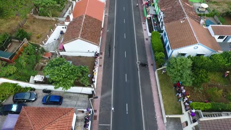 Correr-Con-Toros-Es-Una-Tradición-En-Las-Azores,-Casi-Todos-Los-Días-Durante-El-Verano-Los-Lugareños-Vienen-Y-Celebran