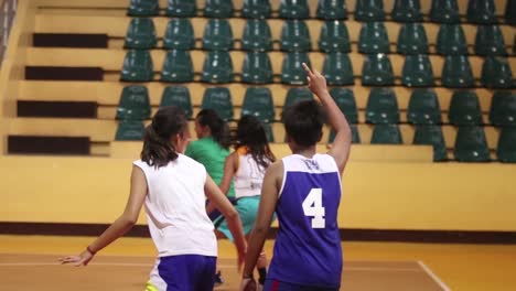 Jóvenes-Asiáticas-Jugando-Baloncesto