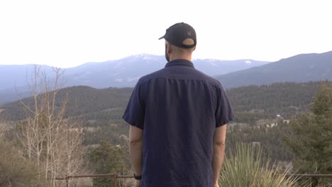 Hombre-Mirando-Hacia-El-Bosque-Nacional-Y-El-área-Silvestre-De-Lost-Creek-Cerca-De-Bailey,-Colorado