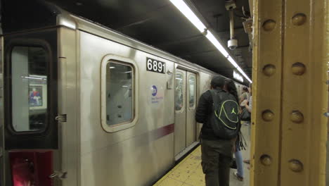 Menschen-Steigen-In-Eine-U-Bahn-In-New-York-City-Ein-Und-Aus,-Vom-Bahnsteig