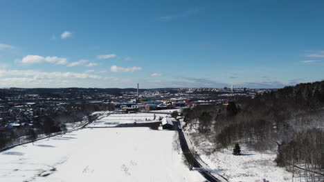 Kviberg-Park-Im-Winter-Schneebedeckt,-Stadtbild-Von-Ost-Göteborg,-Luftaufnahme