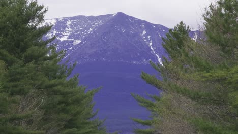 Mt.-Katahdin-Durch-Einige-Bäume