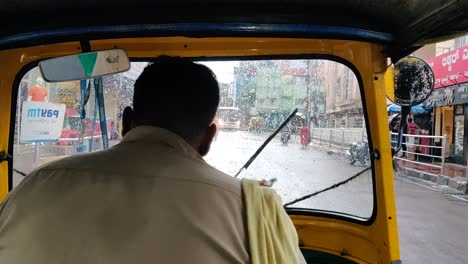 Un-Viejo-Conductor-De-Automóvil-Conduciendo-Su-Automóvil-En-La-India.