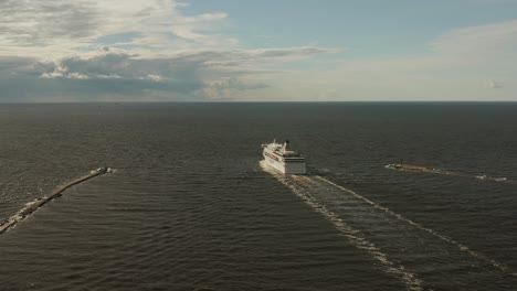 Crucero-Navega-Lentamente-Por-La-Bahía-De-Riga-Y-Navega-Por-El-Mar-Báltico