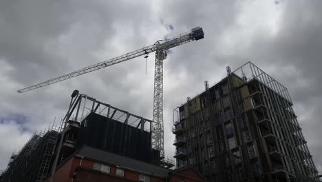 Toma-Panorámica-Del-Cielo-Hasta-Los-Edificios-En-Construcción-En-Dublín.