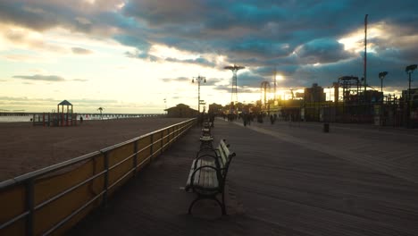 Paseo-Marítimo-De-Coney-Island-Anochecer-Nube-Invierno-Brooklyn-Nueva-York