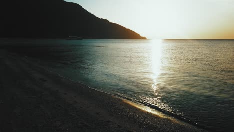 Hermosa-Puesta-De-Sol-En-La-Playa-Tropical