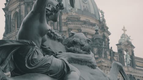 Cámara-Lenta-De-Una-Estatua-Histórica-Junto-A-La-Catedral-De-Berlín-En-Alemania