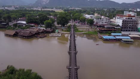 Disparo-Aéreo-De-Un-Dron-Cruzando-El-Puente-Sobre-El-Río-Kwai,-Ferrocarril-De-La-Muerte-De-Tailandia,-Kanchanaburi,-Tailandia