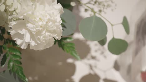 Schöne-Weiße-Hochzeitsblumen-Auf-Einem-Tisch
